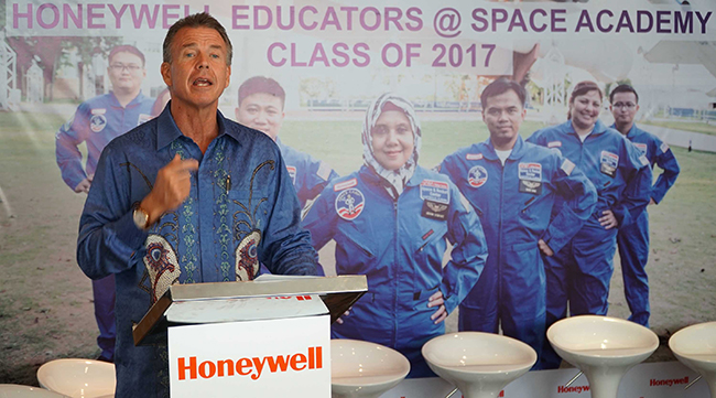 Presdir PT Honeywell Indonesia, Alex Pollack menyampaikan sambutan saat jumpa pers dan penyambutan 7 guru yang telah selesai mengikuti program pelatihan intensif khusus dama bidang STEM di Akademi Luar Angkasa di AS, Rabu (4/10). Para guru yang ikut serta dalam program selama 5 hari ini mengikuti pelatihan intensif berfokus pada Sains dan eksplorasi luar angkasa serta latihan latihan yang digunakan para astronot, seperti simulasi jet dan misi antariksa, latihan kemahiran di darat dan air, dan program dinamika penerbangan interaktif,tujuannya adalah untuk membekali para guru teknik pengajaran yang inovatif hingga dapat membuat suasana belajar sains dan matematika di kelas menjadi lebih hidup dan menginspirasi para murid dalam mata pelajaran.