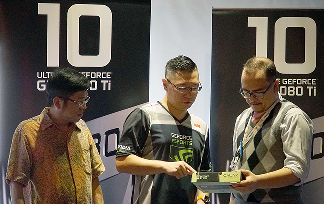 Country Business, NVIDIA Indonesia,  Haryono Kartono (tengah) berbincang dengan Ketua Umum Asosiasi eSport Indonesia, Eddy Lim (kiri) dan Kepala Sekolah PSKD 1, Yohannes P. Siagian seusai Jumpa pers di Jakarta, senin (23/10). NVIDIA, salah satu pemimpin dunia di bidang teknologi  kembali menegaskan komitmennya untuk mendukung pengembangan serta pencapaian prestasi cabang olahraga digital melalui program sertifikasi GeForce untuk iCafe di Kawasan Asia Pasifik yang berfungsi sebagai arena e-sport,termasuk Indonesia.Hanya dalam waktu dua tahun berselang,program sertifikasi GeForce GTX iCafe telah mampu merengkuh 250 arena e-sport di Asia Pacific yang tersebar di Indonesia, Malaysia,Taiwan, Thailand, Filipina,Korea Selatan, dan Vietnam.Hingga akhir tahun 2018,NVIDIA menargetkan mampu memberikan sertifikasi GeForce kepada 500 iCafe di wilayah ini.Di Indonesia, Jumlah GeForce Certified iCafe hingga saat ini telah mencapai 40 yang tersebar di 30 kota dan ditargetkan mencapai 50 di akhir tahun 2017.