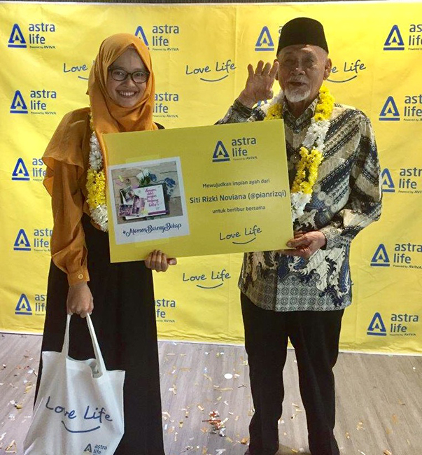 Photo 2 - Pemenang MBB 2017 Siti Rizki bersama ayahandanya-a